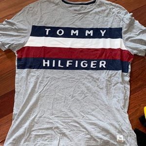 TOMMY HILFIGER T-SHIRT
